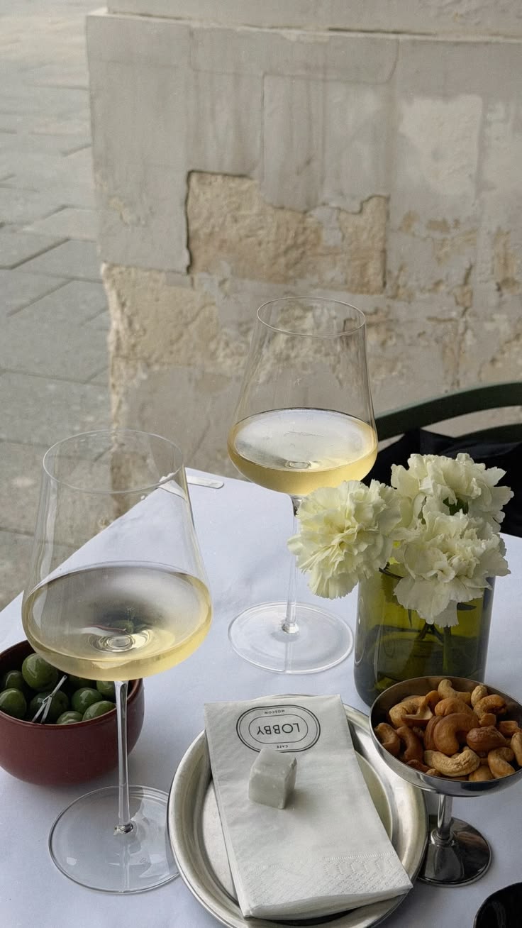 Refined glassware details
